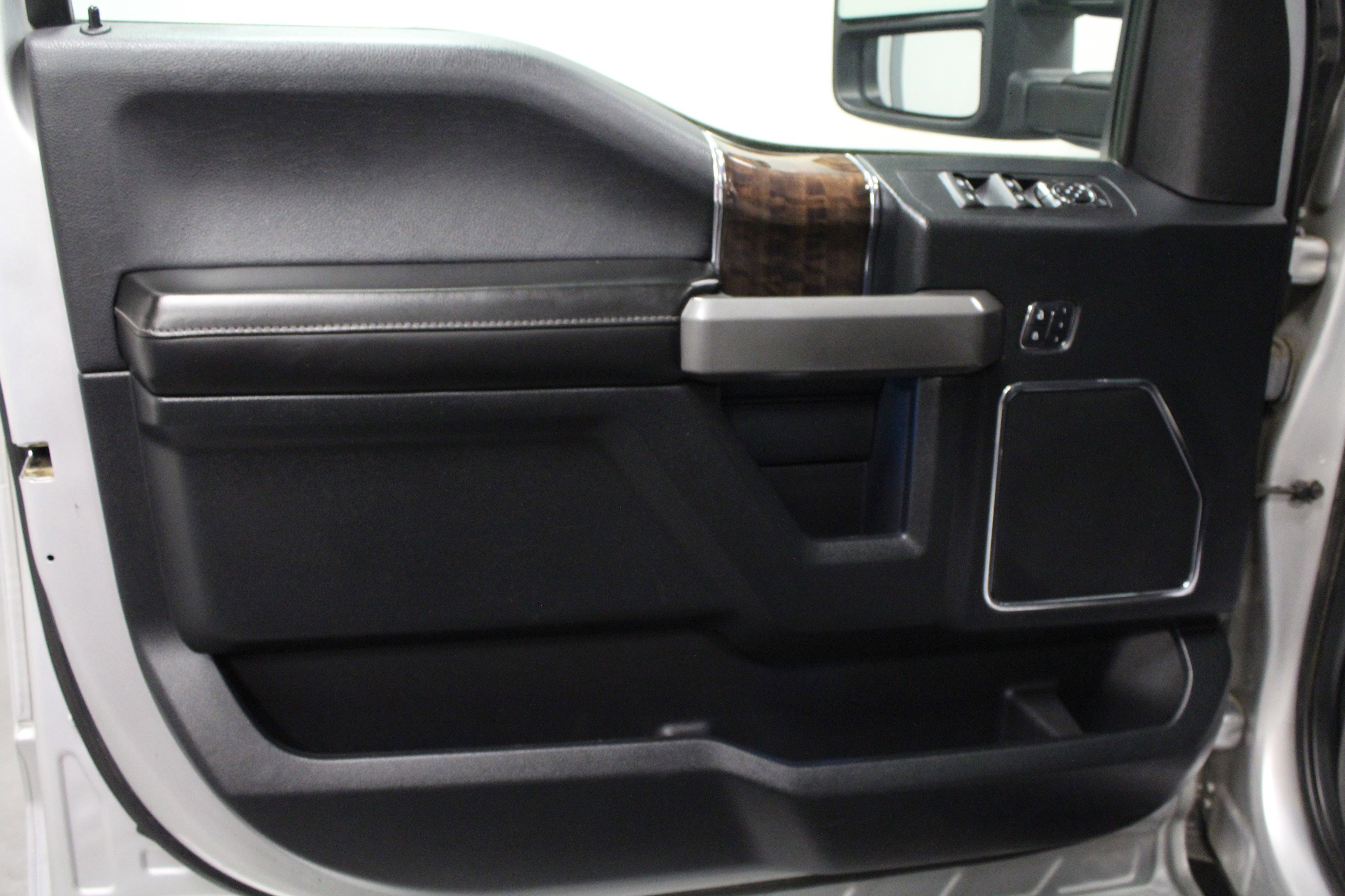 2016 Ford F-150 Platinum photo 10