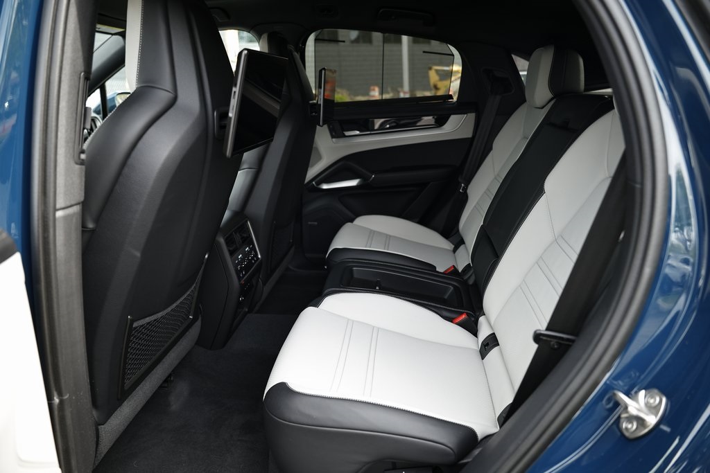 2025 Porsche Cayenne photo 27