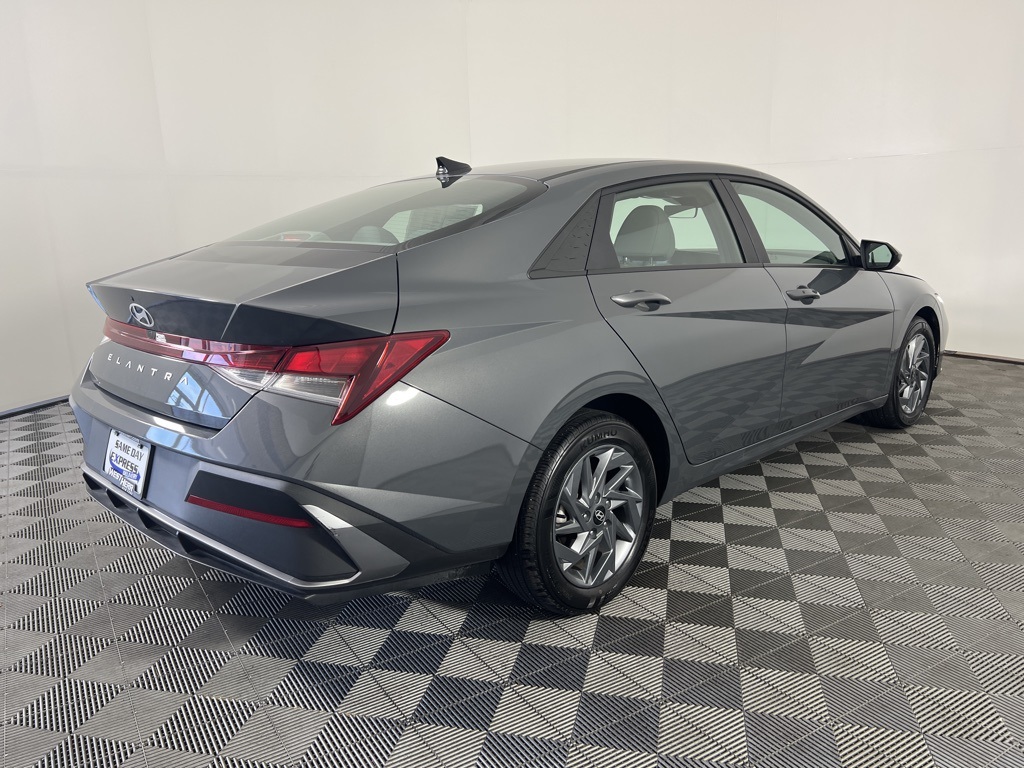 2024 Hyundai Elantra SEL photo 5