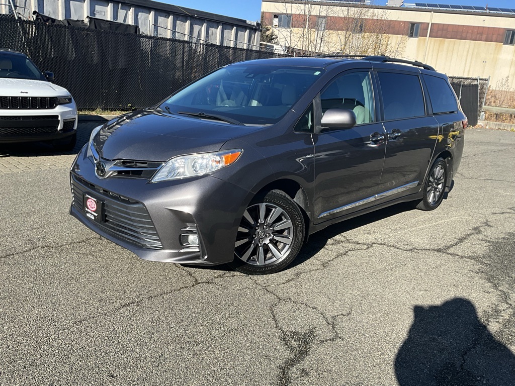 2019 Toyota Sienna XLE's photo