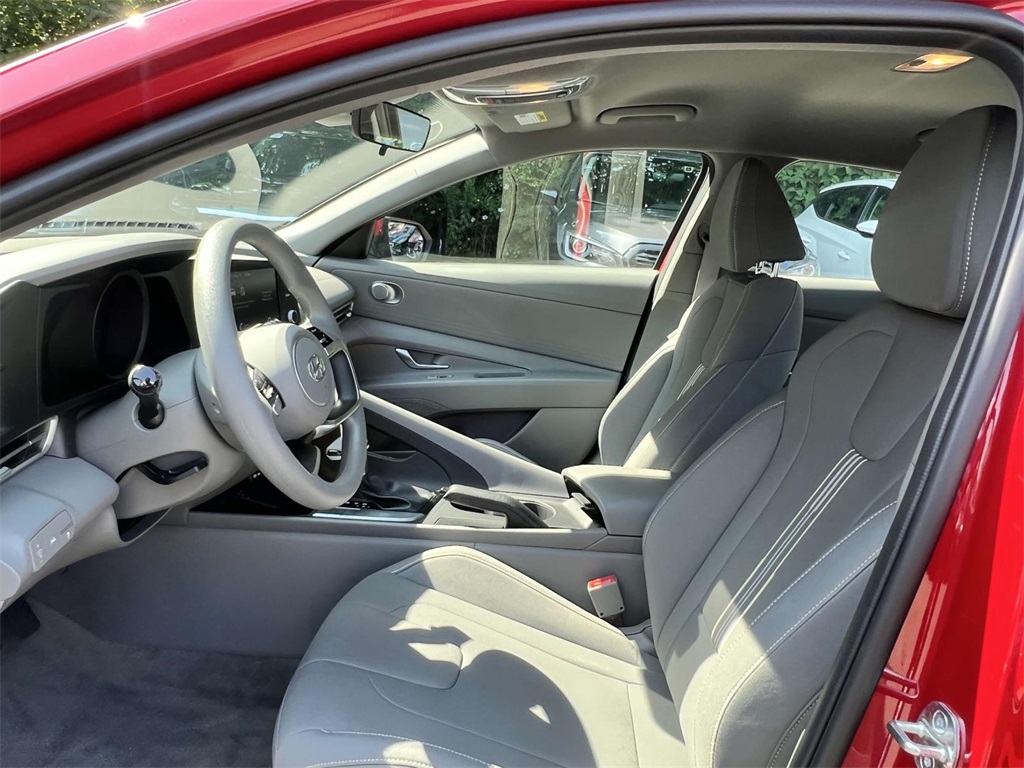 2023 Hyundai Elantra SEL photo 17