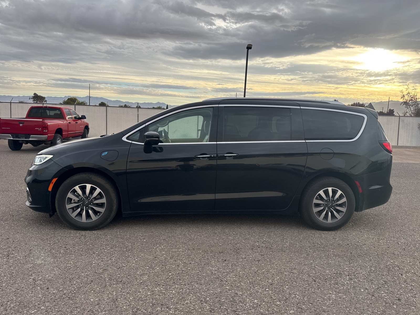 2021 Chrysler Pacifica Hybrid Touring L photo 2