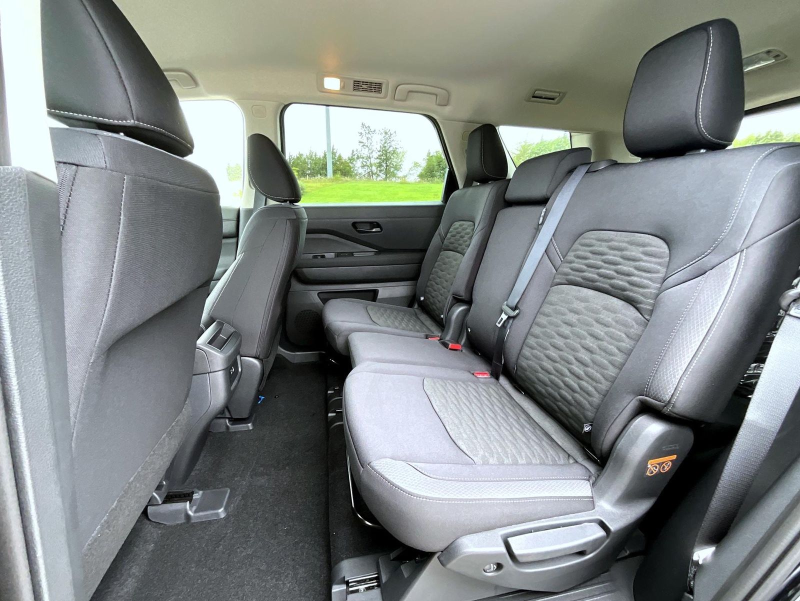 2025 Nissan Pathfinder S photo 12