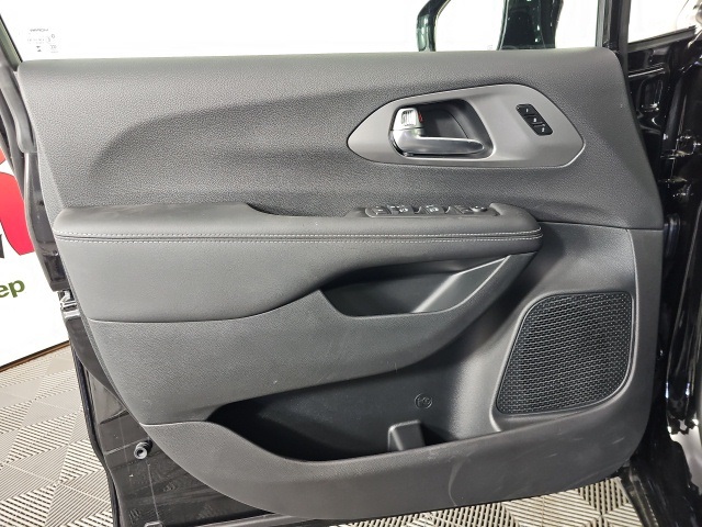 2026 Chrysler Pacifica photo 12