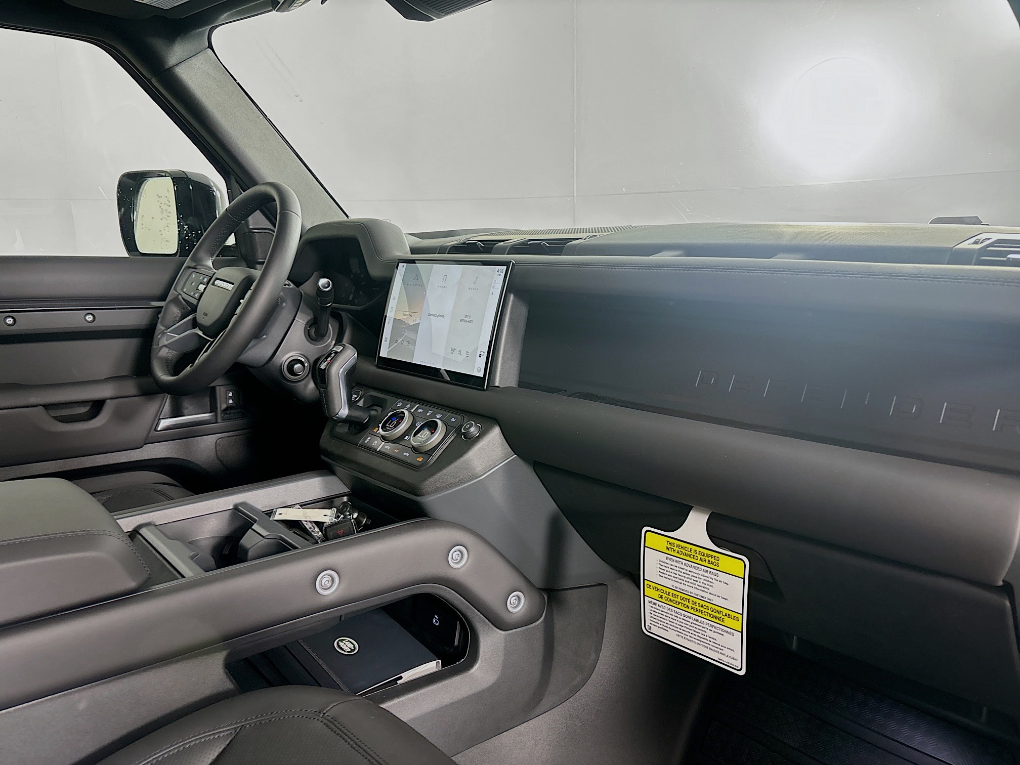 2025 Land Rover Defender 130 X-Dynamic SE photo 11