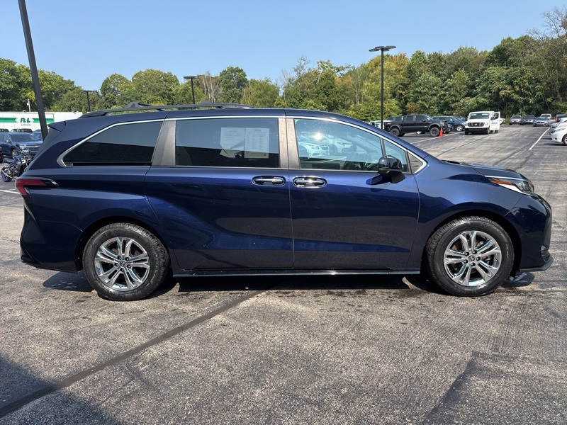 2022 Toyota Sienna XSE photo 2