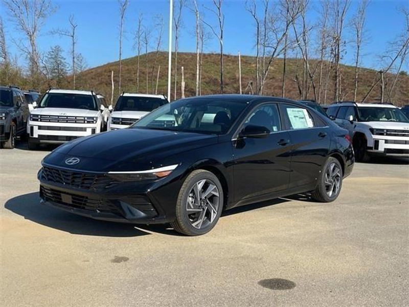 2025 Hyundai Elantra SEL Convenience photo 2