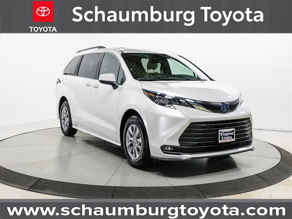 2025 Toyota Sienna XLE's photo