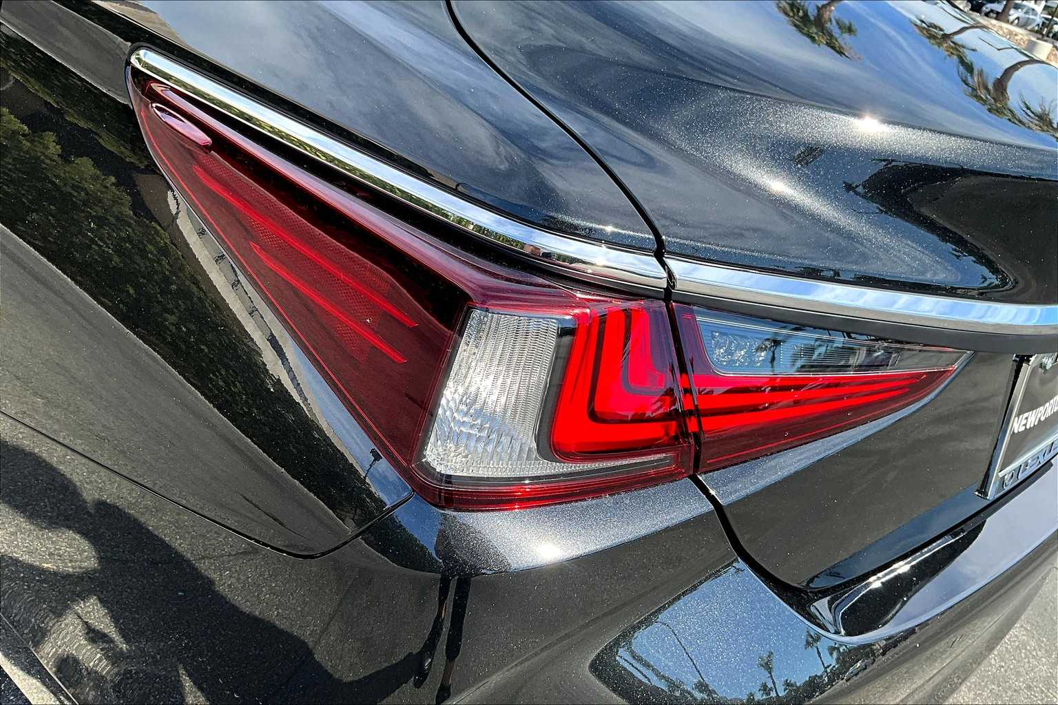 2025 Lexus ES 350 photo 9