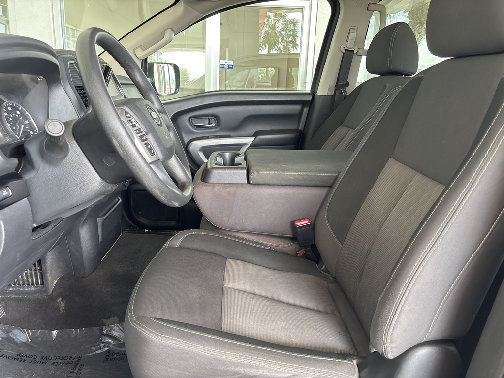 2022 Nissan Titan SV photo 13