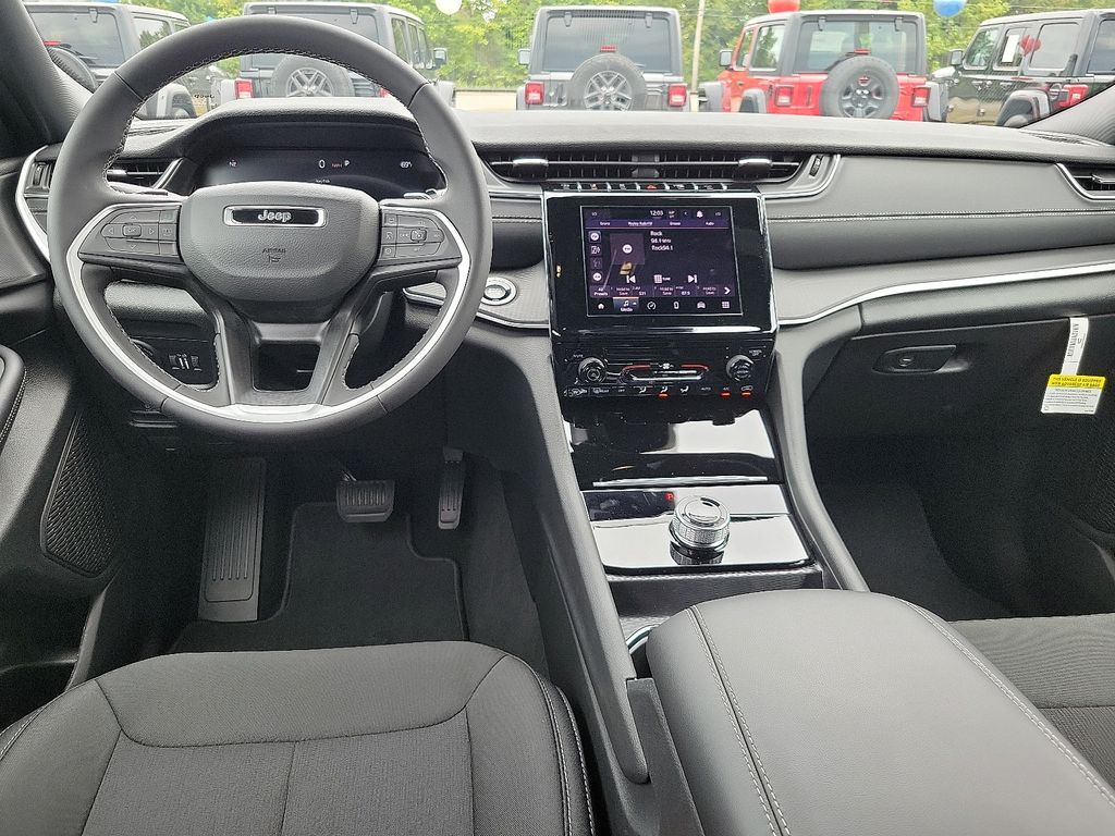 2025 Jeep Grand Cherokee Laredo X photo 11