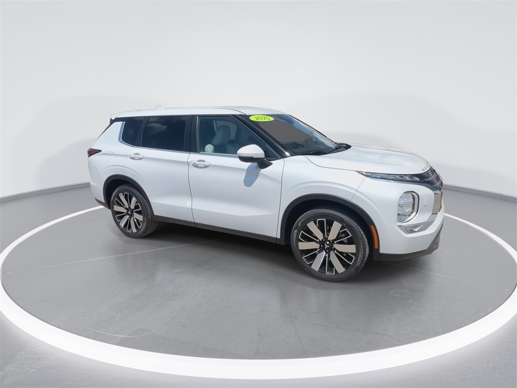 2025 Mitsubishi Outlander SE photo 2