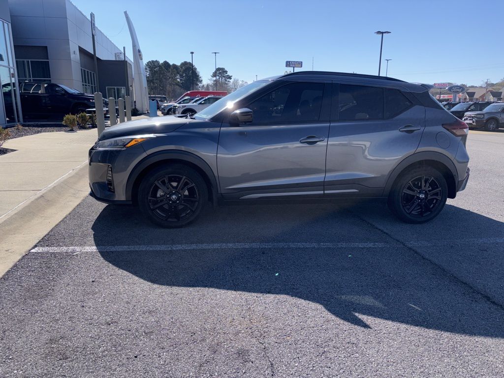 2021 Nissan Kicks SR photo 2