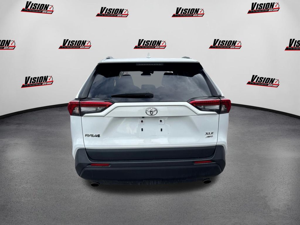 2022 Toyota RAV4 XLE photo 4