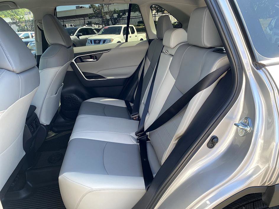 2025 Toyota RAV4 XLE Premium photo 16