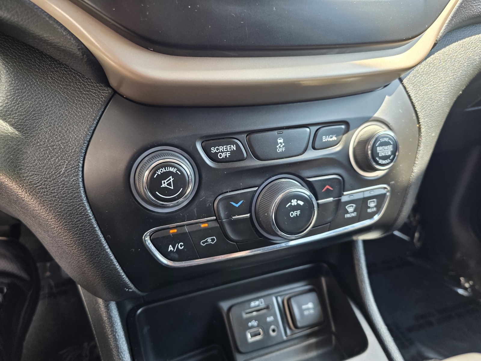 2015 Jeep Cherokee Latitude photo 25