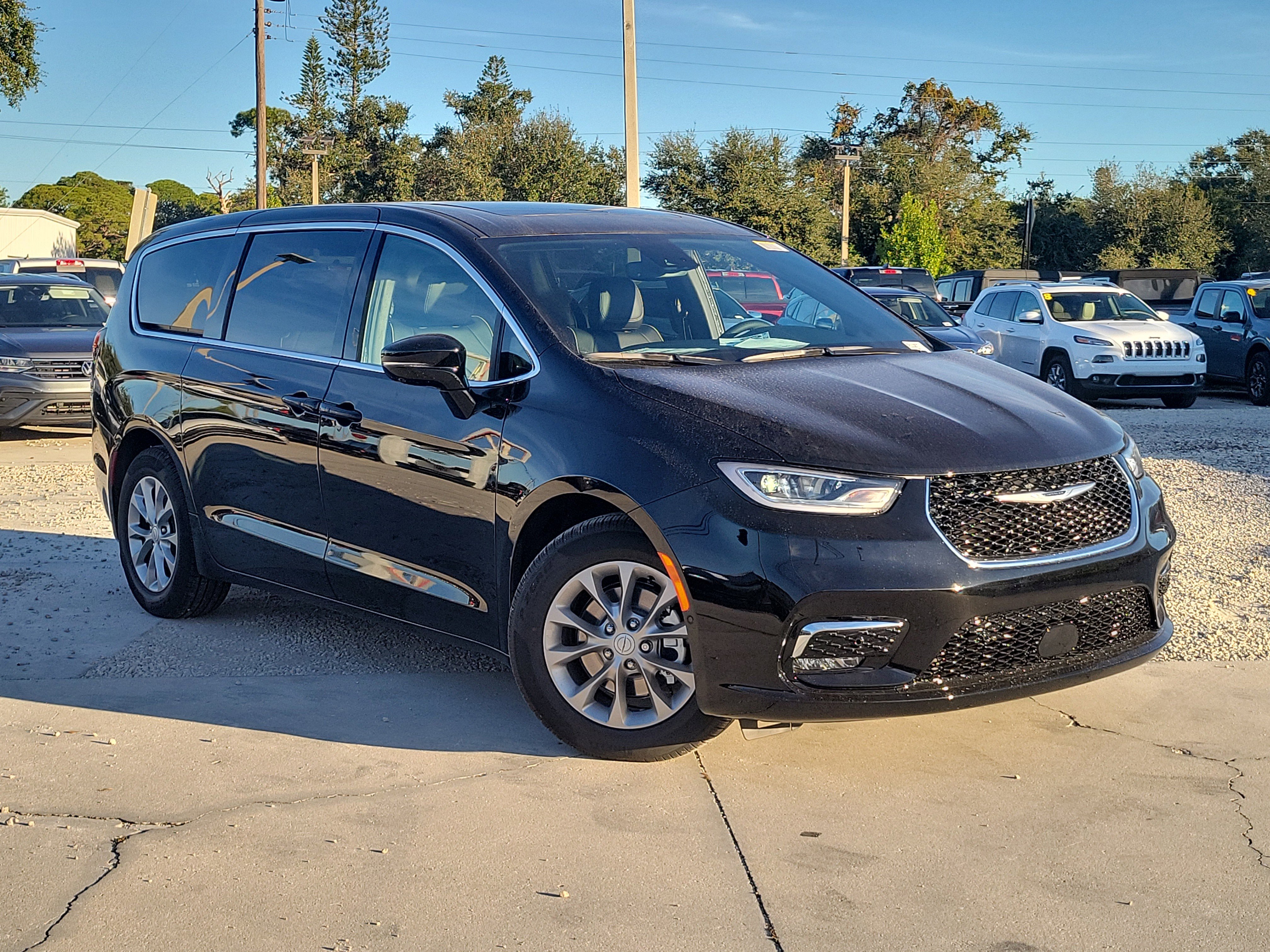 2026 Chrysler Pacifica Limited's photo
