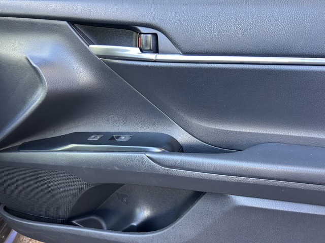 2020 Toyota Camry SE photo 31