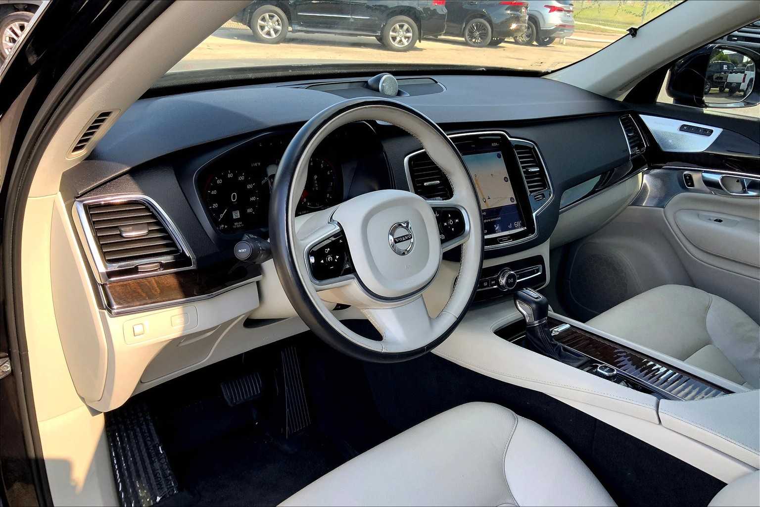 2017 Volvo XC90 Momentum photo 17