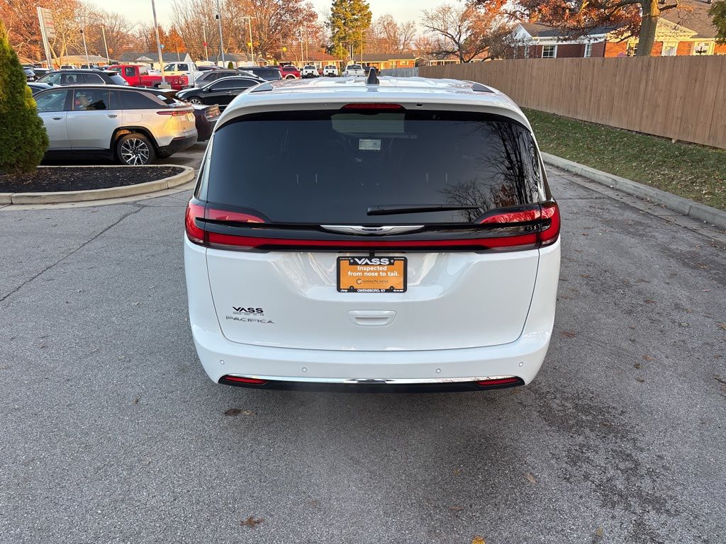 2023 Chrysler Pacifica Touring photo 3
