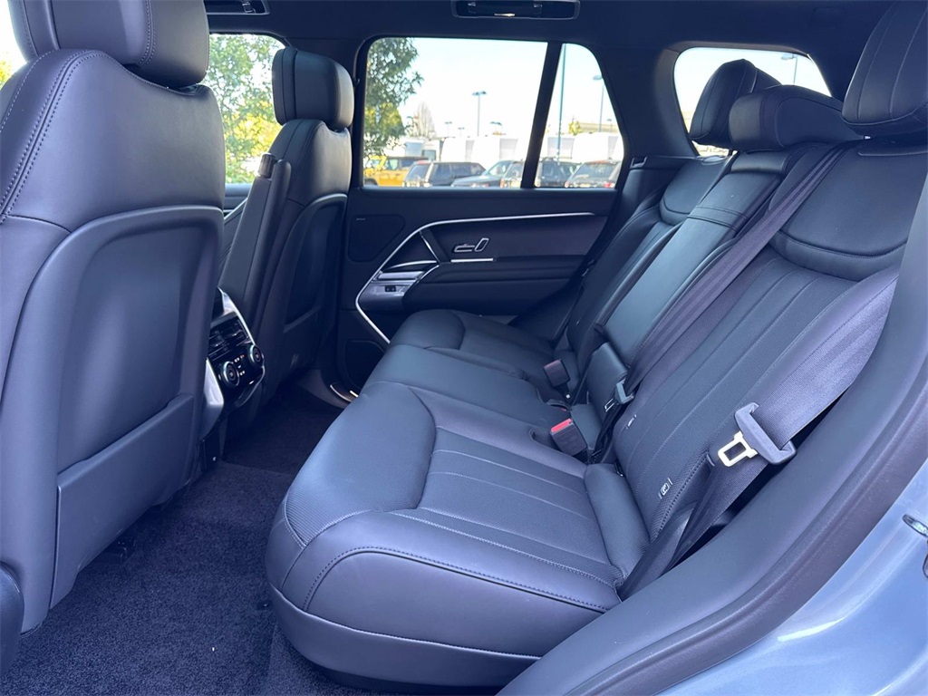 2025 Land Rover Range Rover SE photo 14