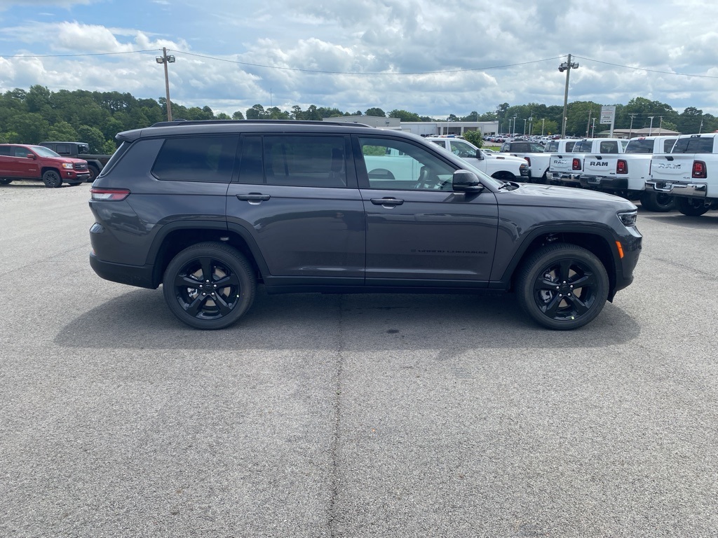 2025 Jeep Grand Cherokee Altitude photo 2
