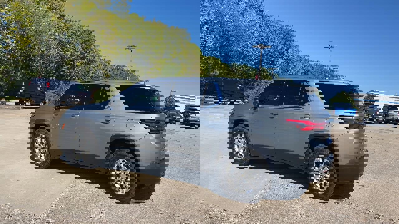 2023 Chevrolet Traverse LS photo 4