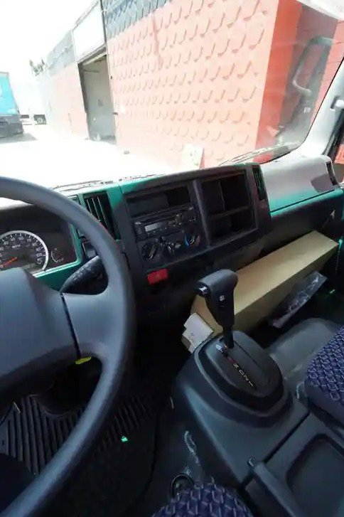 2024 Isuzu NRR Standard photo 4