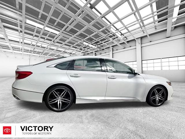2022 Honda Accord Touring 2.0T photo 2
