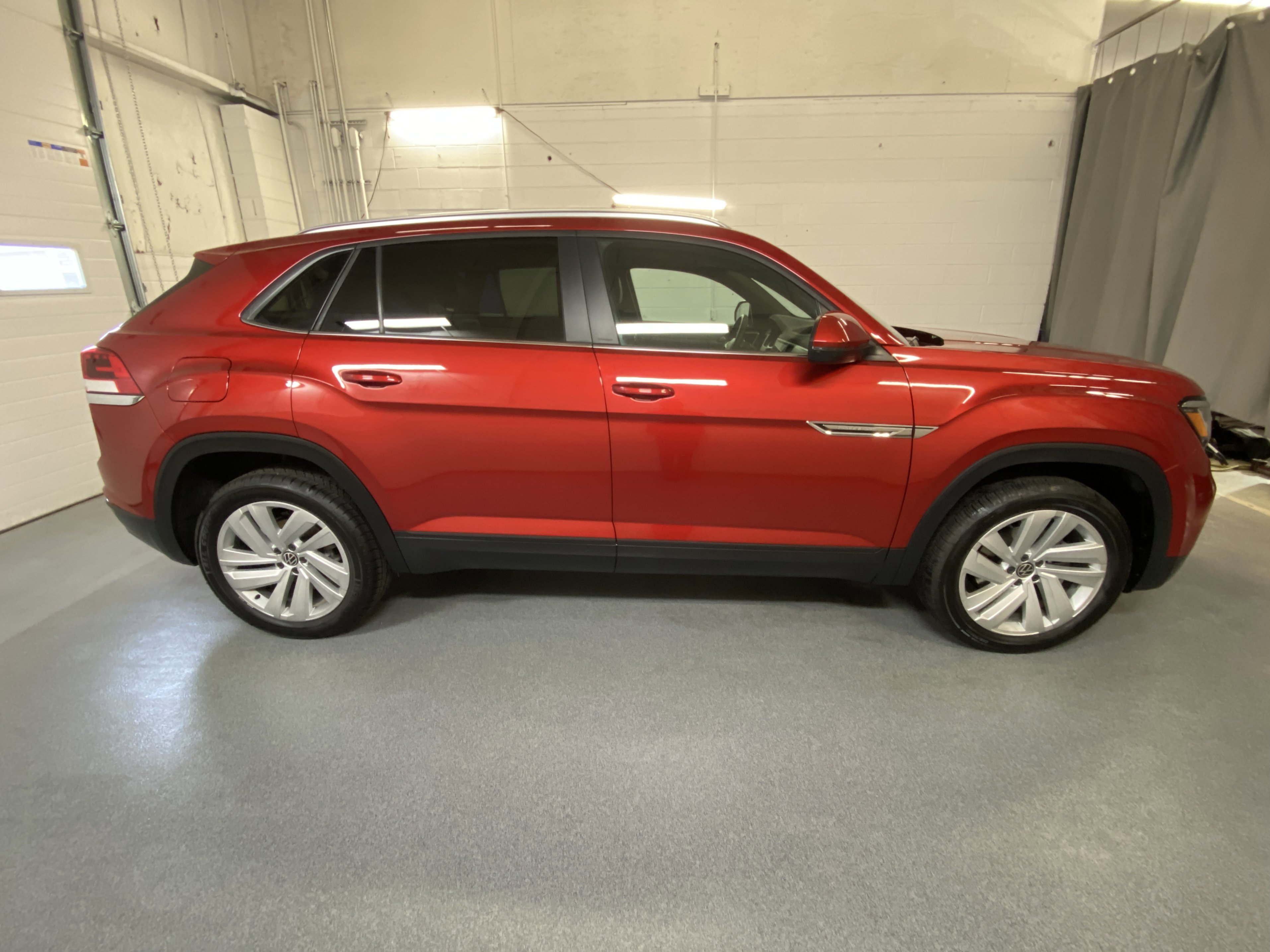 2021 Volkswagen Atlas Cross Sport V6 SE Technology photo 3