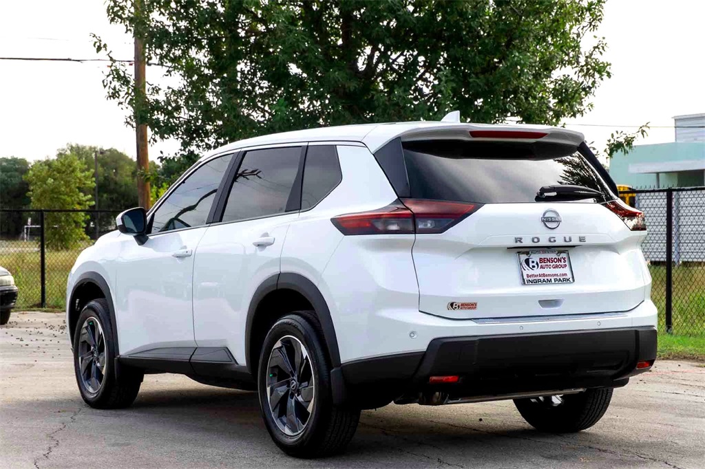 2026 Nissan Rogue SV photo 4