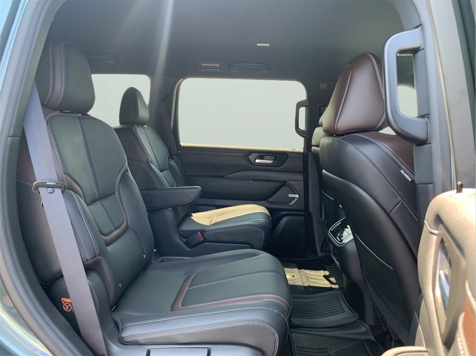 2025 Nissan Armada SL photo 25
