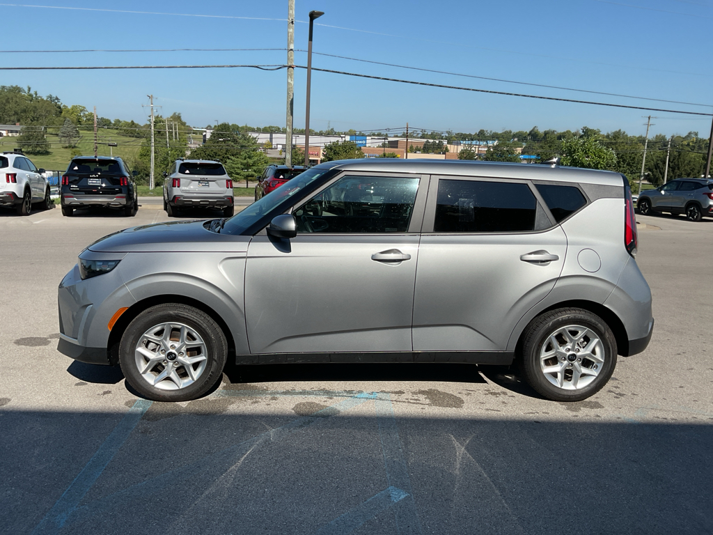 2023 Kia Soul LX photo 3