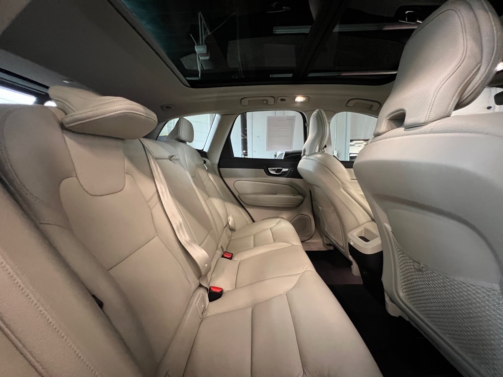 2023 Volvo XC60 B5 Plus photo 18