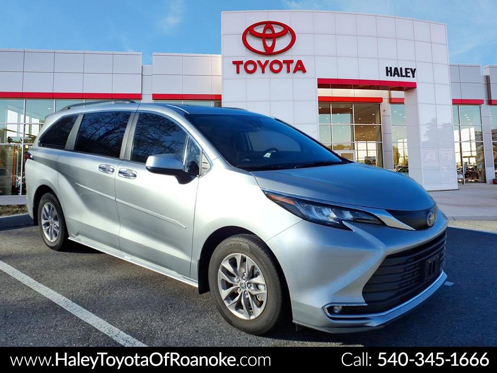 2022 Toyota Sienna XLE's photo