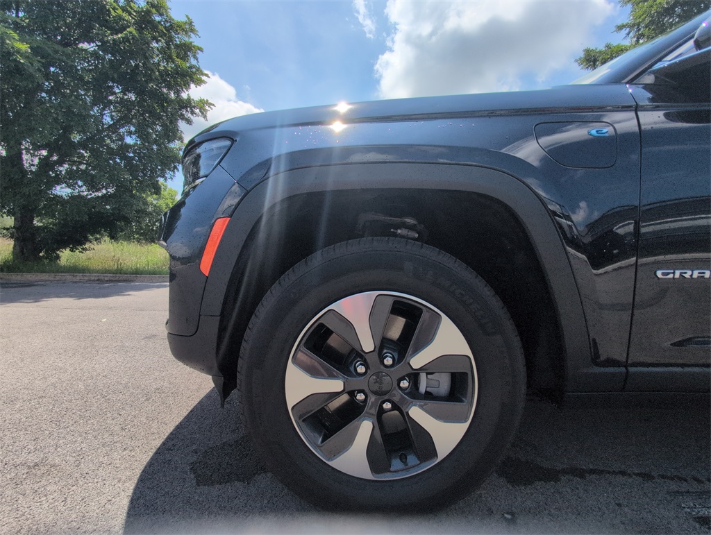 2024 Jeep Cherokee Limited 4xe photo 9