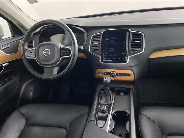 2022 Volvo XC90 T6 Momentum photo 13