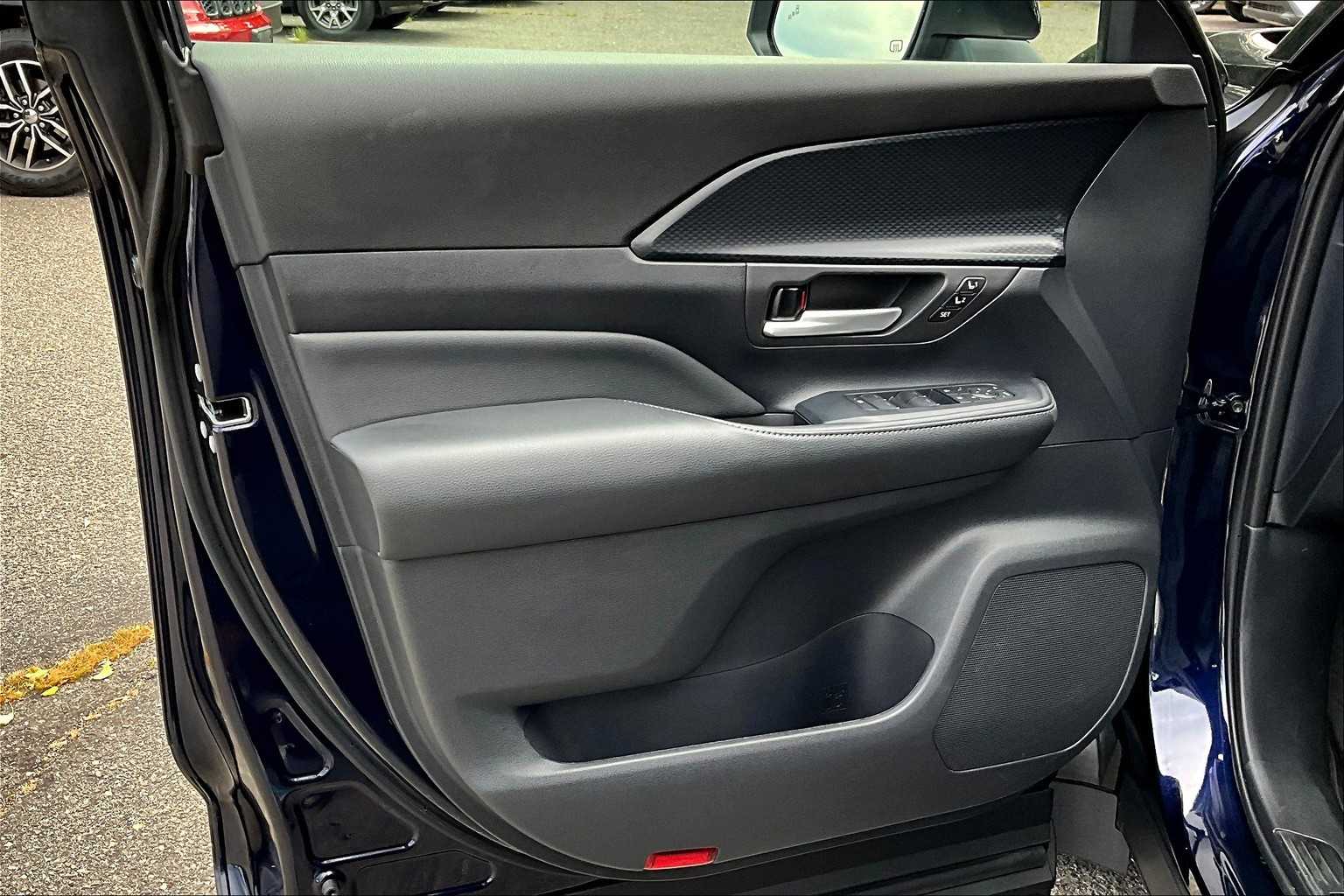 2024 Toyota Highlander Hybrid Platinum photo 18