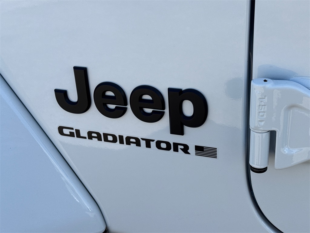 2025 Jeep Gladiator Willys photo 10