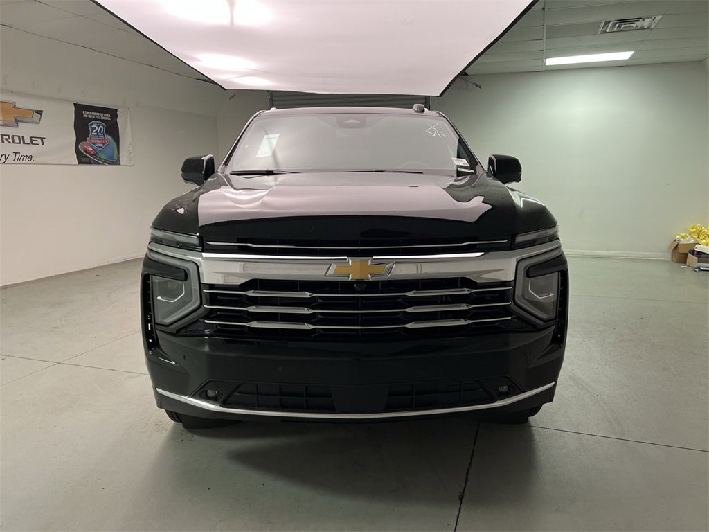 2025 Chevrolet Suburban LT photo 3