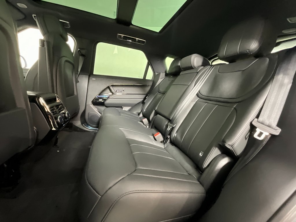 2025 Land Rover Range Rover Sport SE photo 3
