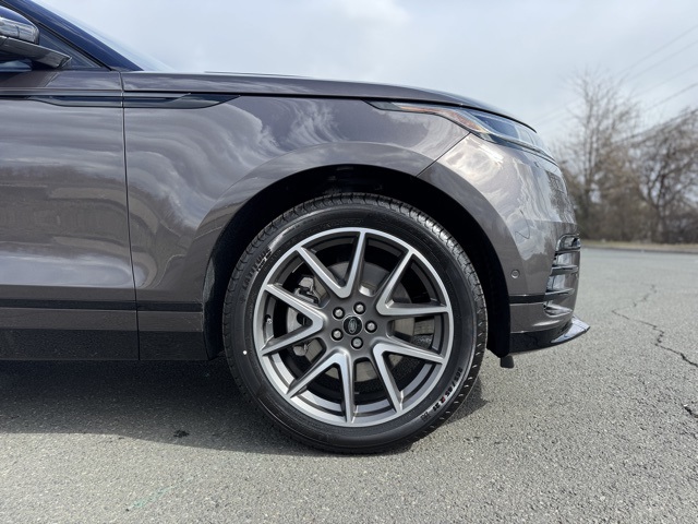 2026 Land Rover Range Rover Velar SE photo 9