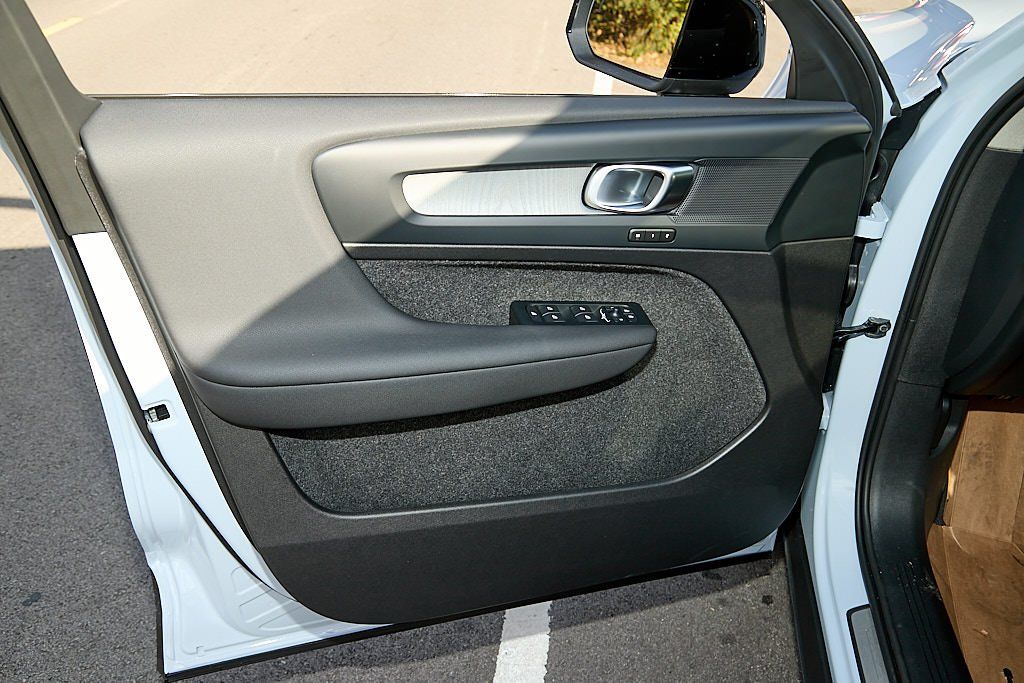 2026 VOLVO XC40 - Image 9