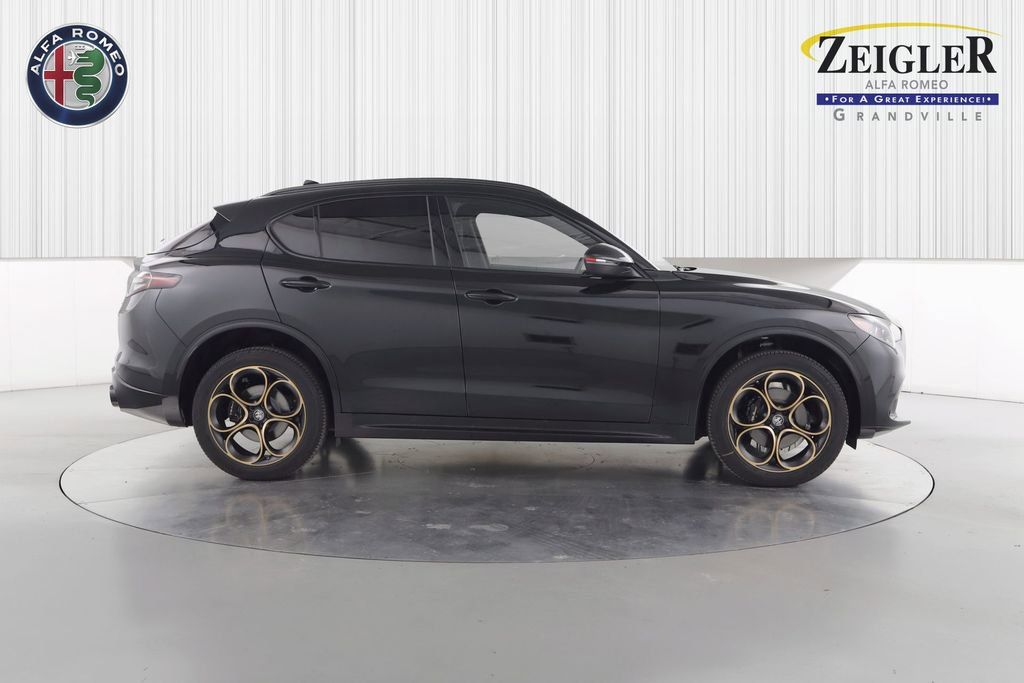 2025 Alfa Romeo Stelvio Sprint Base photo 2
