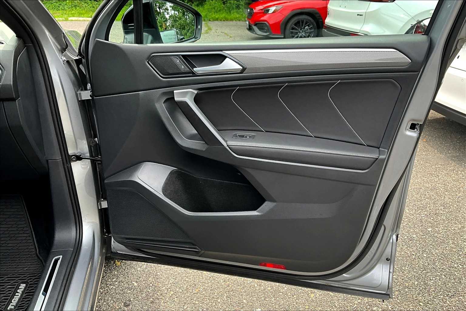 2024 Volkswagen Tiguan SE R-Line Black photo 19