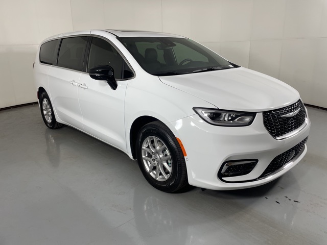 2026 Chrysler Pacifica photo 2