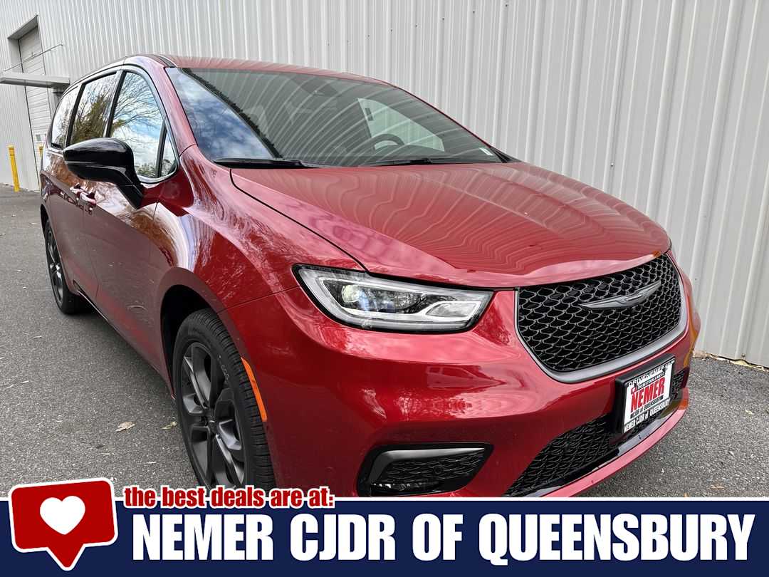 2026 Chrysler Pacifica Select's photo