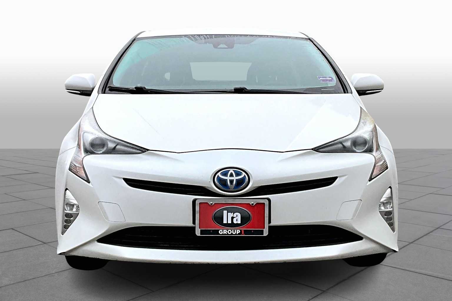 2016 Toyota Prius Three Touring photo 3