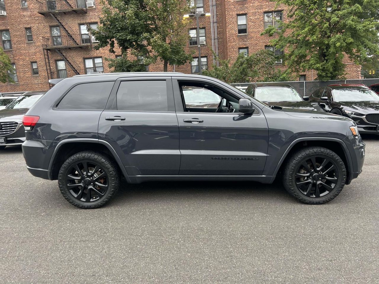 2017 Jeep Grand Cherokee Altitude photo 3
