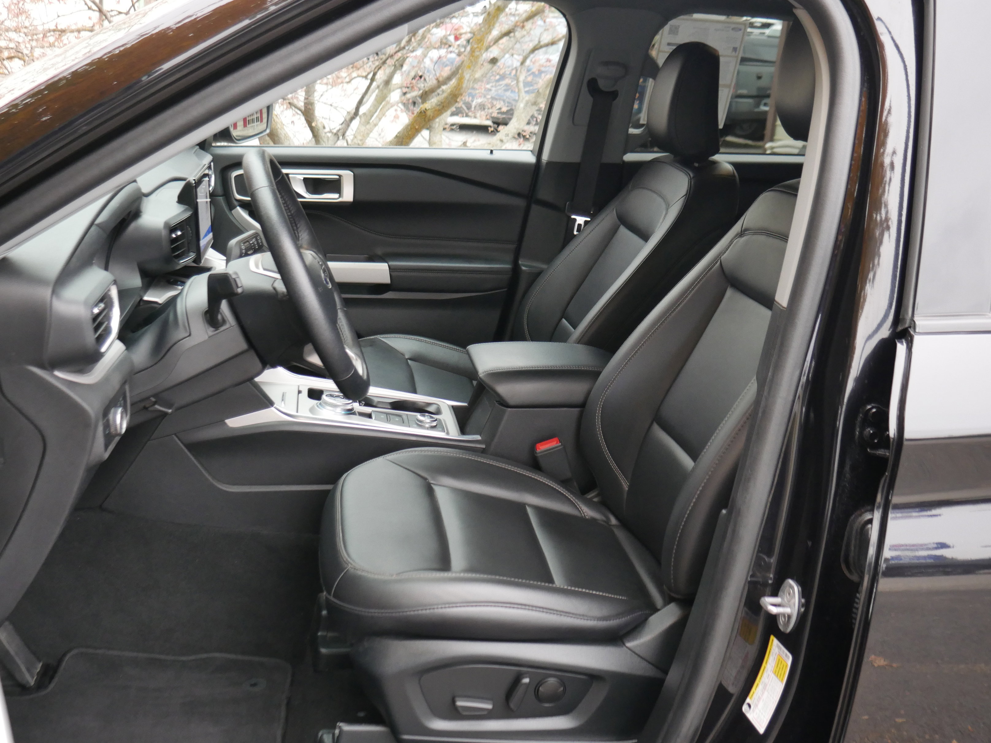 2024 Ford Explorer XLT photo 3